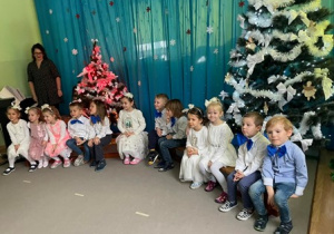 Dzieci w uroczystych strojach, w trakcie przedstawienia świątecznego