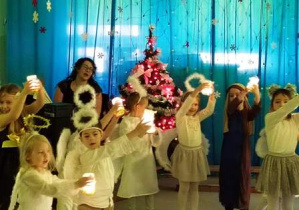 Dzieci w trakcie tańca "Noel" z lampionami