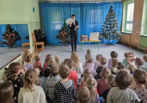 Dzieci oglądają pokaz iluzji