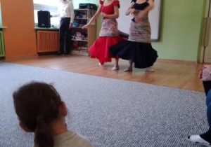 Panie tańczą z jedną chustą