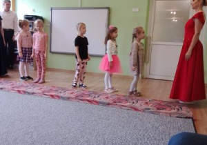 Dziewczynki słuchają instrukcji tancerki