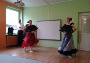 Tancerki podczas tańca z opery "Carmen"