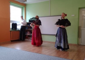 Tancerki tańczą z wachlarzami