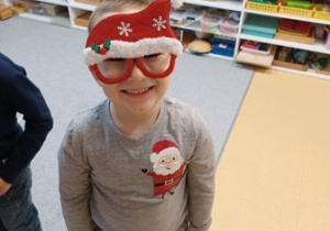 Chłopiec w ozdobnych okularach Świętego Mikołaja