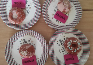Pączki z masy solnej wykonane przez dzieci.