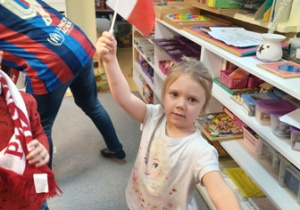 Dziewczynka z flagą Polski