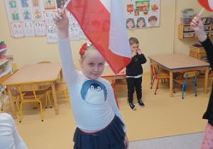 Dziewczynka macha flagą Polski