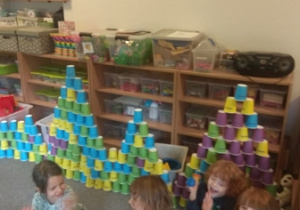 Dzieci zbudowały wieże z kubków papierowych