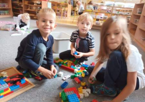 Chłopcy konstruują budowle z klocków Lego Duplo