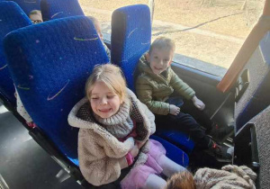 Zosia i Tytus siedzą w autokarze i czekają na wyjazd do "Baśniowej Kawiarenki"