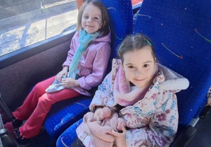 Jagoda i Nina w autokarze