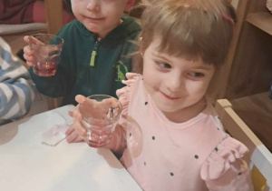 Ignaś i Maja czekają na rozpoczęcie spektaklu i piją soczek
