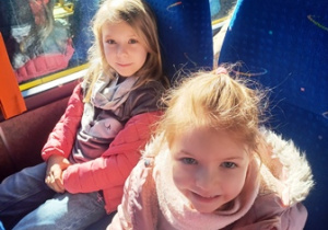 Emilka i Hania w autokarze