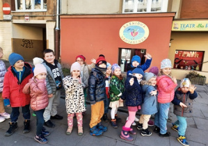 Dzieci przed budynkiem teatru