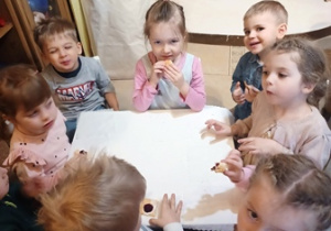 Dzieci zjadają ciasteczka