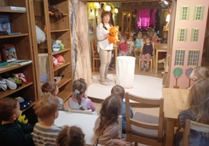Aktorka prezentuje kukiełkę, która wystąpia w spektaklu