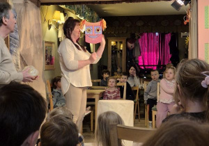 Dzieci podczas zajęć edukacyjnych po przedstawieniu