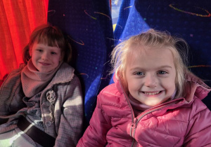Dziewczynki siedzą w autokarze