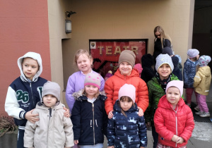 Dzieci pozują do zdjęcia przed Baśniową Kawiarenką