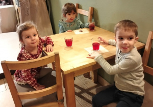 Dzieci pozują do zdjęcia w Baśniowej Kawiarence