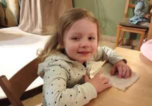 Maja podczas wizyty w Baśniowej Kawiarence