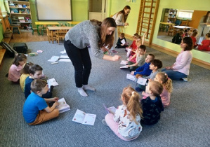 Dzieci w trakcie przyklejania minki symbolizującej ich nastrój