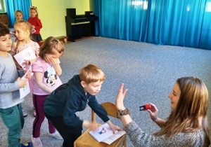 Zakończenie zajęć - przybijanie w książce pieczątki