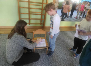 Warsztaty edukacyjne pt. "Strach" wspierające rozwój emocjonalny dzieci prowadzone przez trenerów Fundacji Pomagam - dla Dzieci 5 i 6 letnich