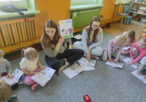 Dzieci siedzą w kręgu podczas warsztatów