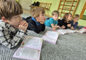 Dzieci oglądają książeczki