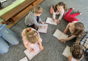 Dzieci rysują w książeczkach