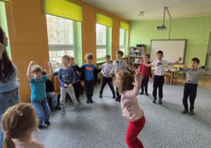 Dzieci podczas tańca