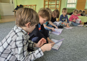 Dzieci oglądają książeczki