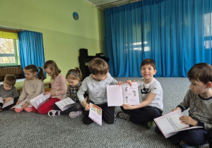 Dzieci oglądają książeczki
