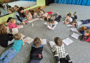 Dzieci oglądają książeczki i słuchają opowiadania