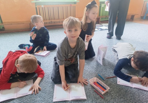 Dzieci w trakcie pracy z ksiażeczką