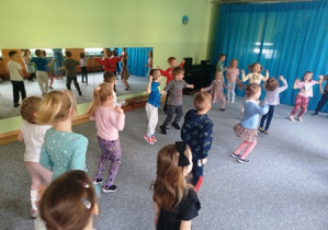 Zabawy ruchowe z prowadzącą