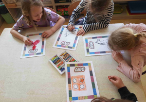 Dzieci rysują ulubione budowle z klocków Lego