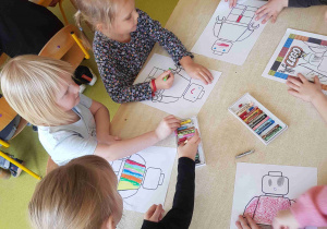 Dzieci kolorują ludzika Lego