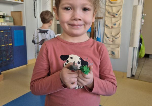 Dziewczynka pozuje do zdjęcia z klockami Lego