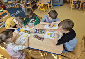 Dzieci wykonują swój portret jako ludzika Lego