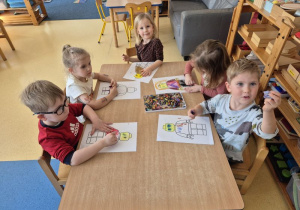 Dzieci wykonują swój portret jako ludzika Lego