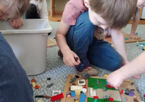 Dzieci podczas konstruowania budowli z klocków Lego