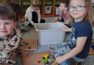 Dzieci w trakcie zabawy swobodnej z klockami Lego
