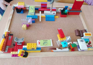 Zdjęcie przedstawia kompozycję z klocków Lego ułożoną we współpracy przez dwie dziewczynki