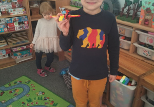 Antoś prezentuje swoją budowlę z klocków Lego