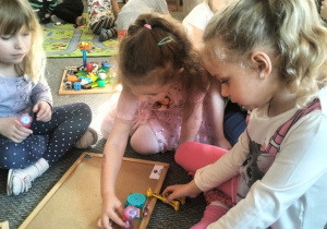 Dzieci bawią się klockami Lego