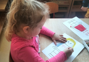 Marika projektuje swojego ludzika Lego