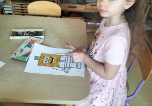 Maja projektuje swojego ludzika Lego