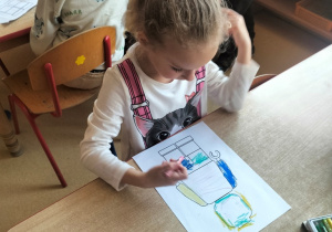 Michasia projektuje swojego ludzika Lego